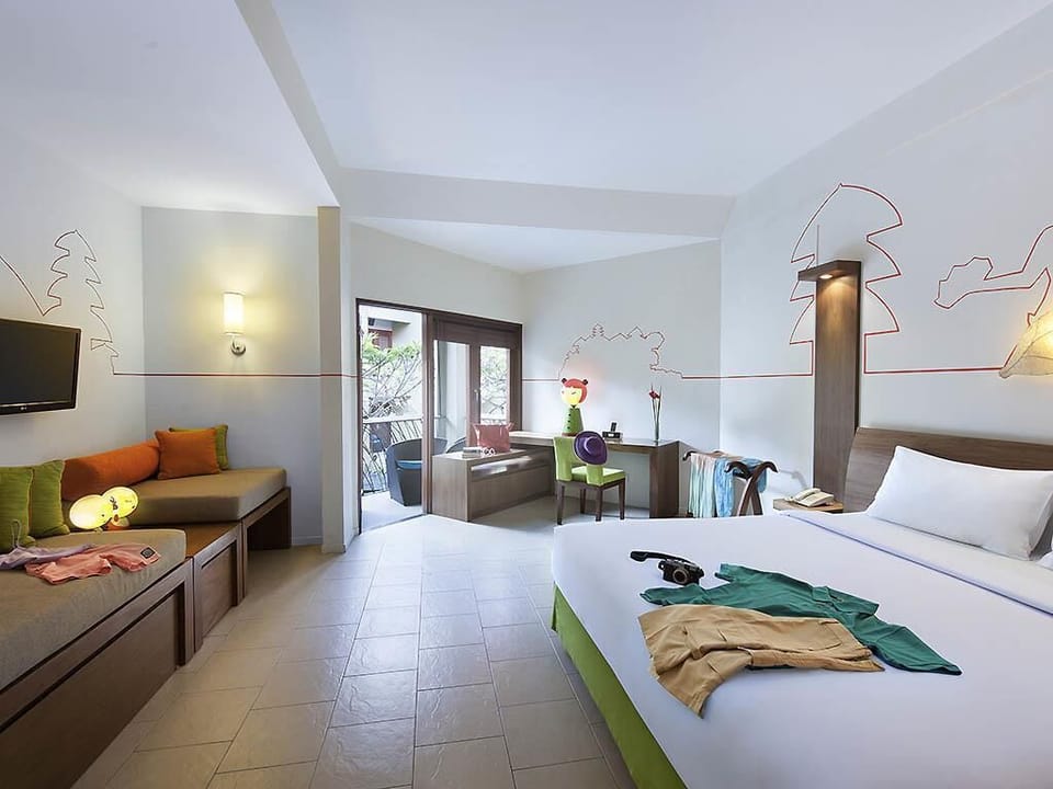 Family Room | In-room safe, desk, free WiFi, bed sheets