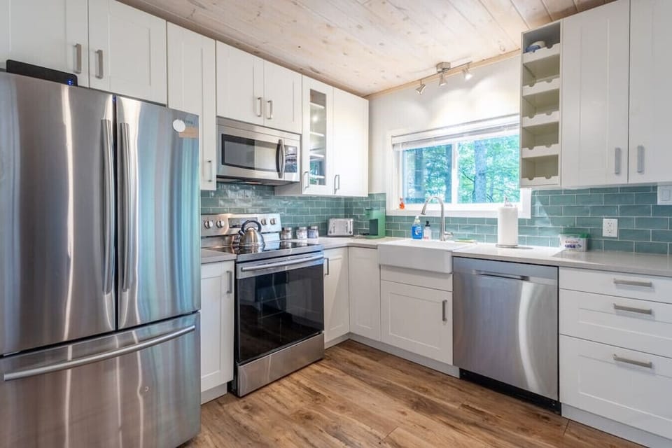 From breakfast pancakes to late-night snacks, this full and spacious kitchen is ready for every craving.