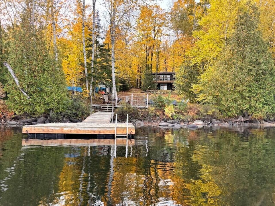 Home with all your needs, paddle boats, canoes, firepit, and starry skies. This is lake life at its best!