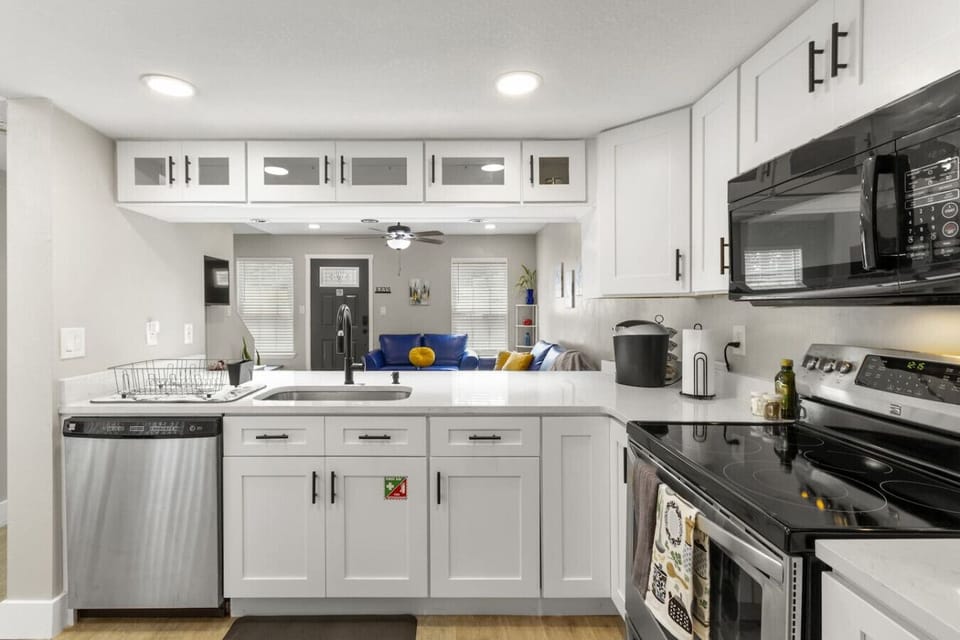 Who said vacation meals can’t be five-star? This kitchen is ready for all your culinary adventures.