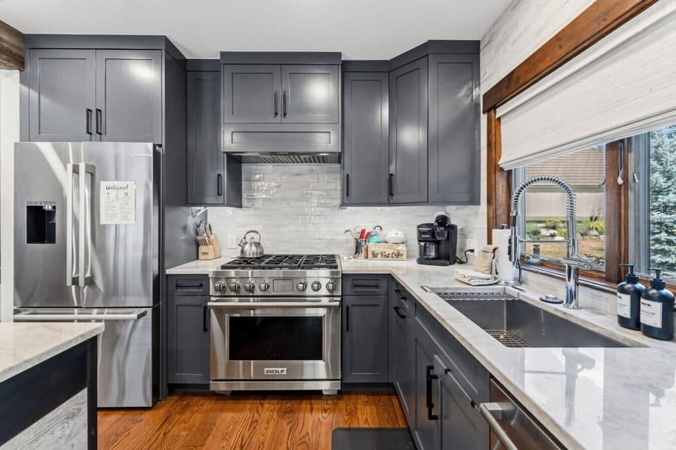Fully equipped chef`s kitchen with bar seating