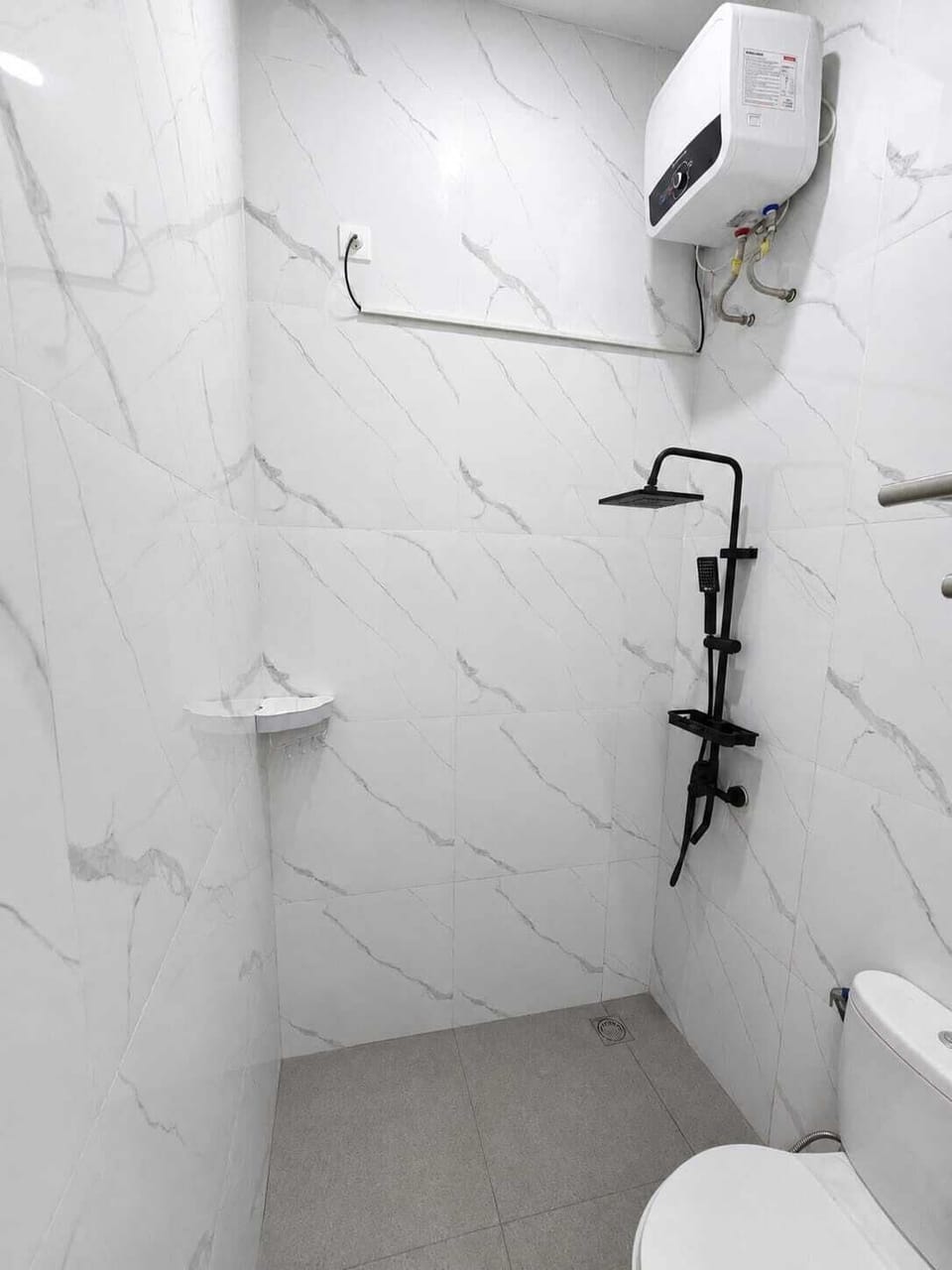 Superior Double Room, 1 Queen Bed | Bathroom | Shower, rainfall showerhead, free toiletries, bidet
