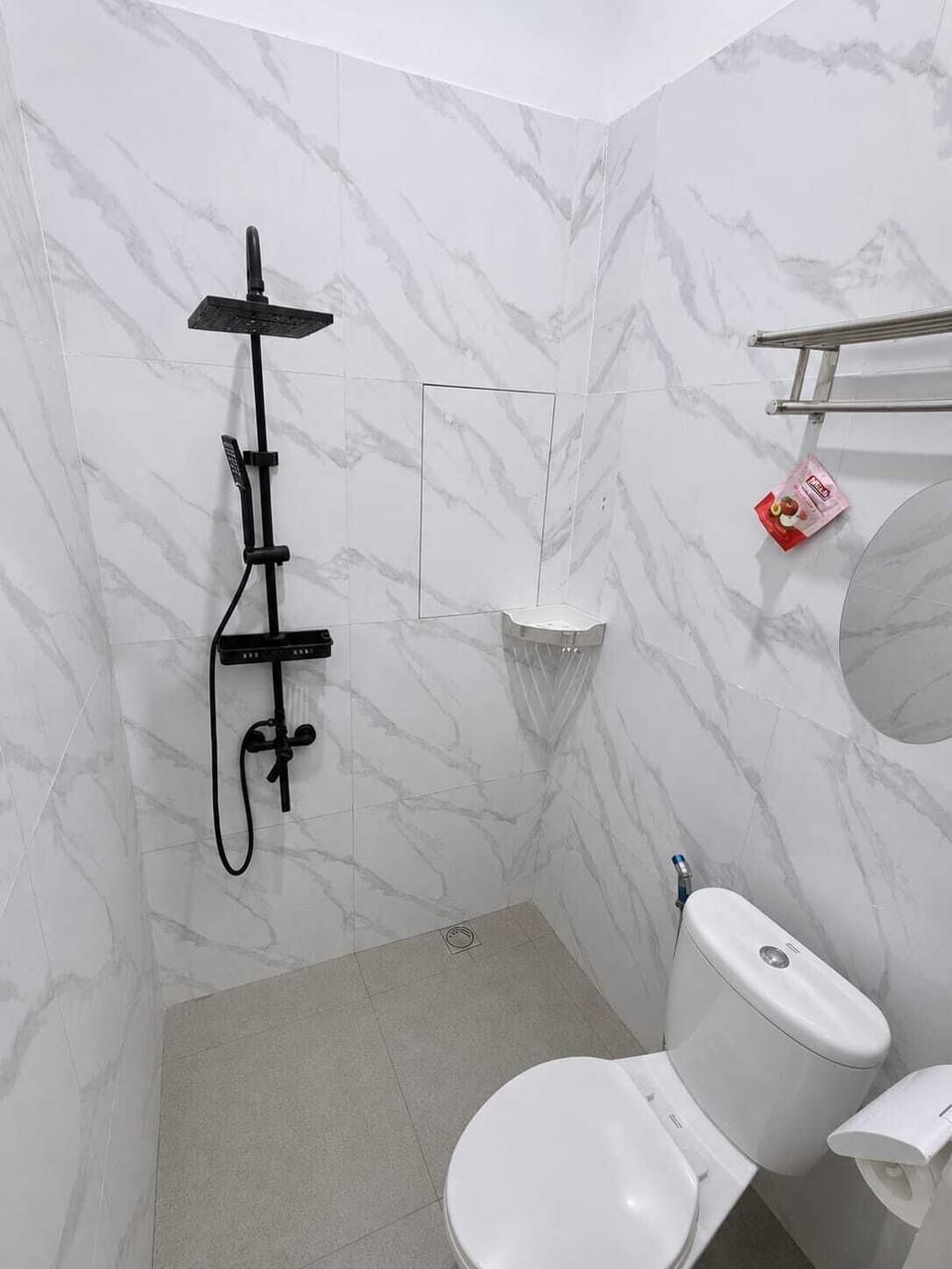 Room | Bathroom | Shower, rainfall showerhead, free toiletries, bidet