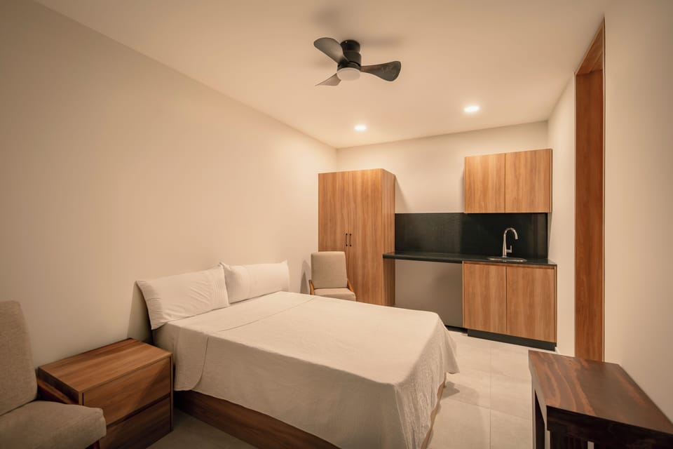 Classic Studio | Laptop workspace, free WiFi, bed sheets