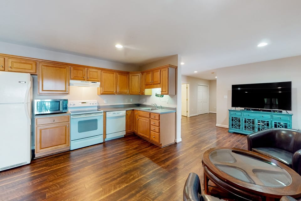 House, Multiple Beds (Briarcliff) | Private kitchen
