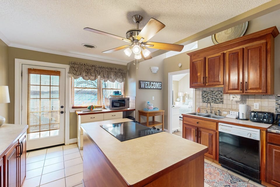 House, Multiple Beds (Smith Mountain Bliss) | Private kitchen