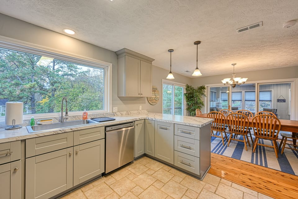 House, Multiple Beds (Yellow Fellow) | Private kitchen