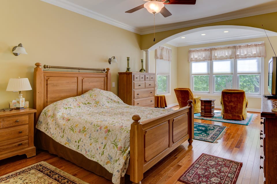 Edelweiss - Lakefront Home With View, Private Dock, Pool Table, 3 Primary Suites House in Smith Mountain Lake