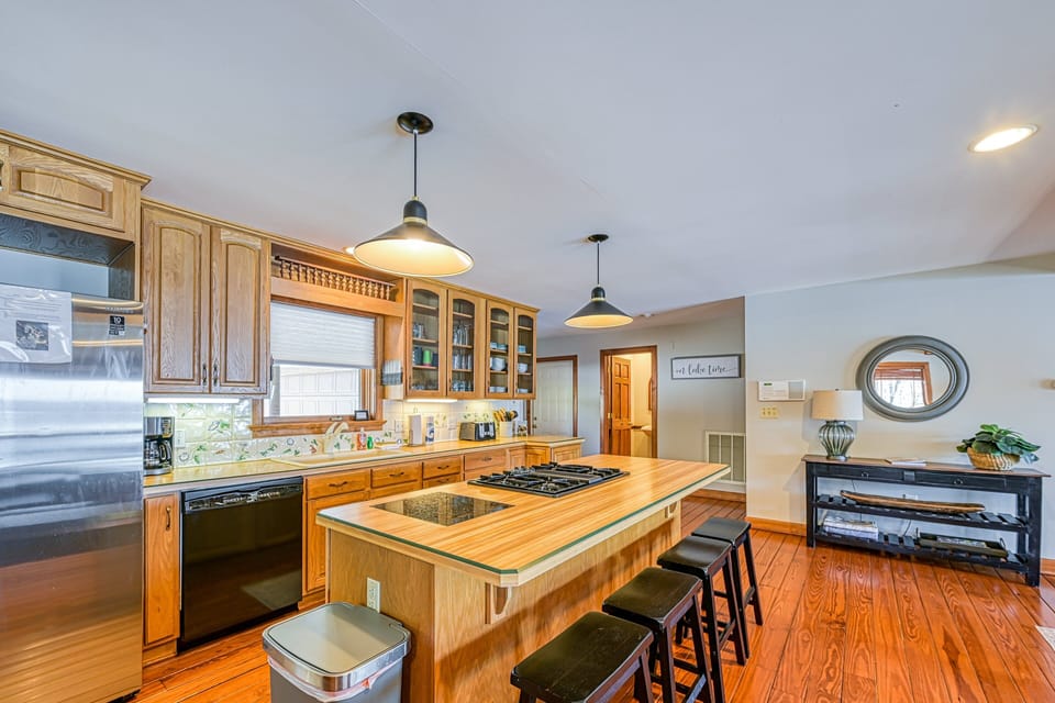 House, Multiple Beds, Hot Tub (The Lodge on Smith Mountain Lake) | Private kitchen