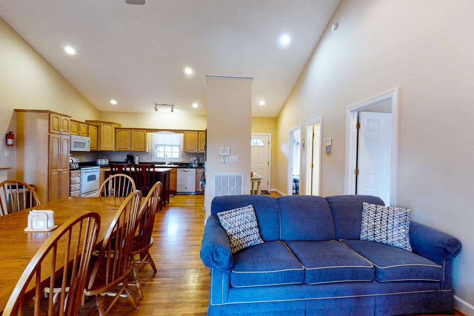 House, Multiple Beds (Orr at Waterways) | Living area