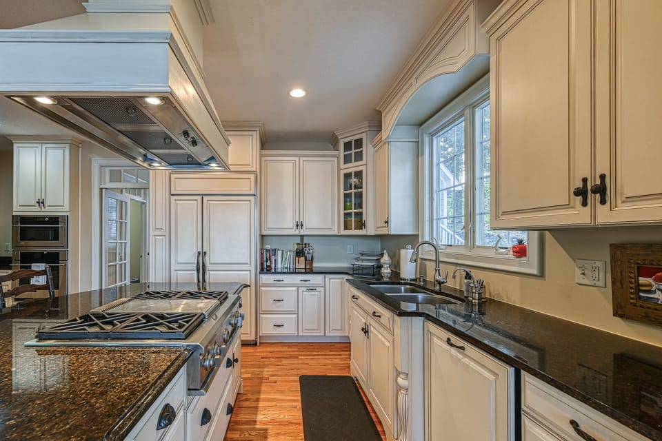 House, Multiple Beds (Soulshine Smith Mountain Lake) | Private kitchen