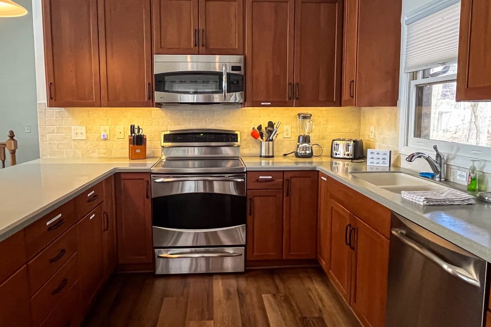 House, Multiple Beds, Hot Tub (LakeDaze) | Private kitchen