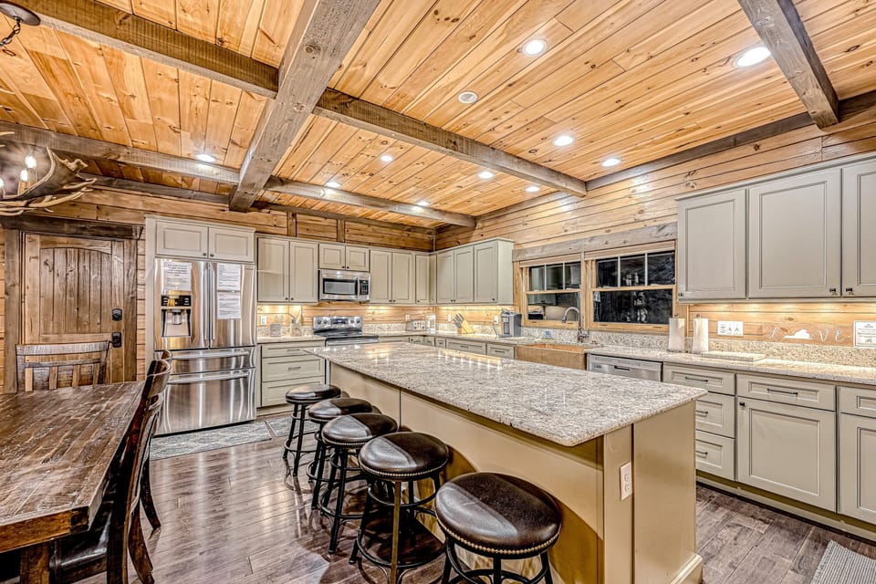 House, Multiple Beds (Cabin on the Cove) | Private kitchen