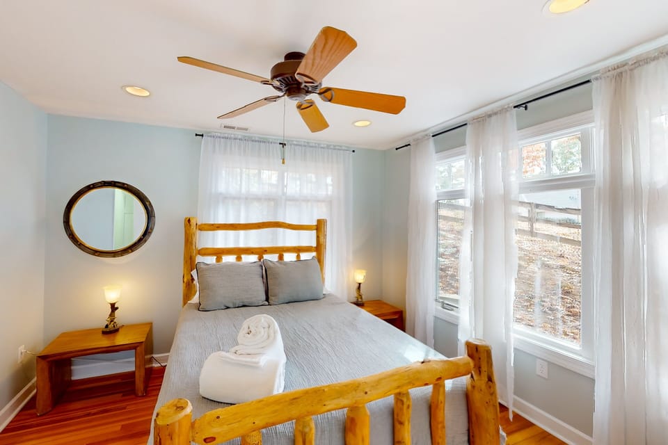 Bears Den at Acorn Dr - Spacious pet Friendly Cottage With Balcony, Dock, and hot tub Cottage in Smith Mountain Lake