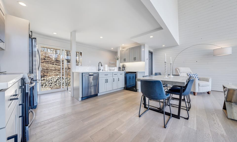 House, Multiple Beds, Patio (LAKE Chez At At) | Private kitchen