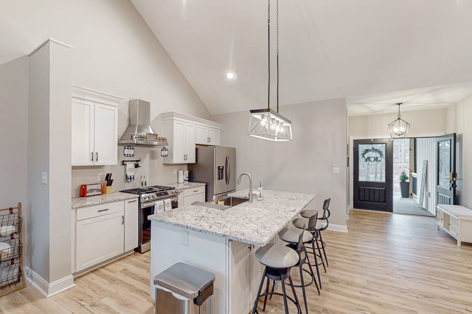 House, Multiple Beds (LaWi Lakehouse) | Private kitchen