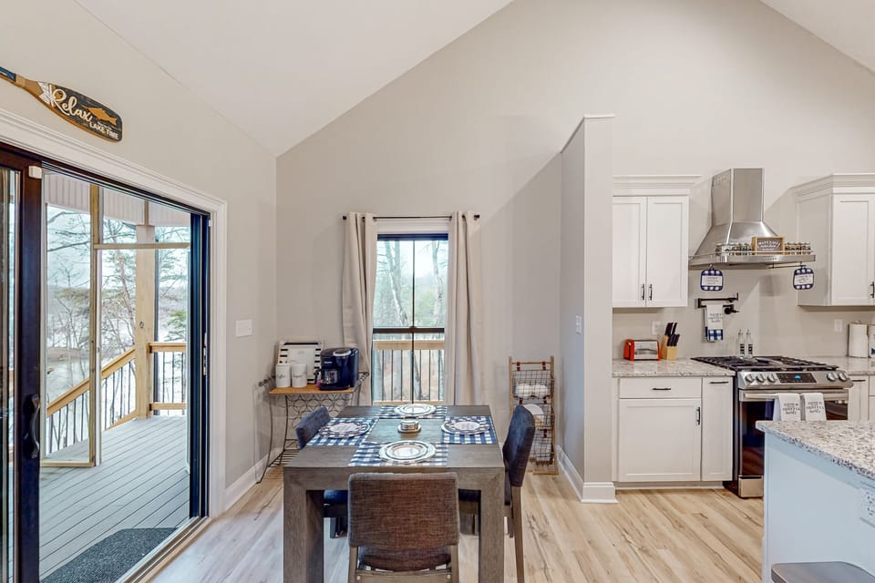 House, Multiple Beds (LaWi Lakehouse) | Private kitchen