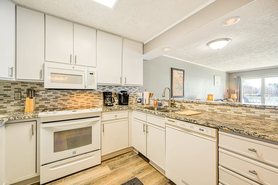 House, Multiple Beds (The Sunset Cove) | Private kitchen