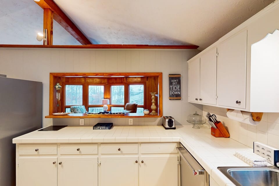 House, Multiple Beds (Otter Crossing) | Private kitchen