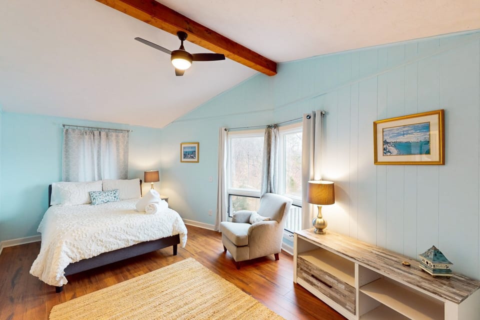 Otter Crossing - Spacious Dog-friendly House W/fire Pit, Deck, Patio & Grill House in Smith Mountain Lake