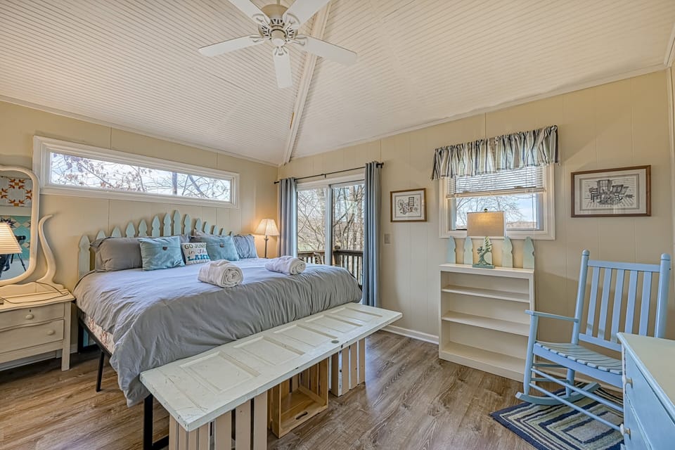 Cottage at the Lake - Waterfront Lake-view Home With Dock, Fireplace, Pool Table, Kayaks, & Firepit Cottage in Smith Mountain Lake