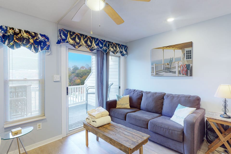 Condo, 1 Queen Bed (Sunset Landing) | Living area