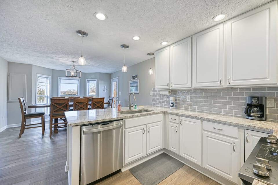 House, Multiple Beds, Mountain View (Doc Side) | Private kitchen