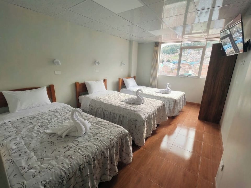 Classic Triple Room | Down comforters, desk, free WiFi