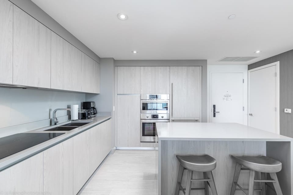 Stunning 31st Floor Views/ 2BR Near Hollywood Beach (9030)