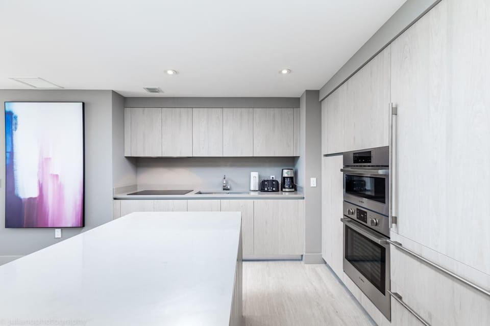 Stunning 31st Floor Views/ 2BR Near Hollywood Beach (9038)