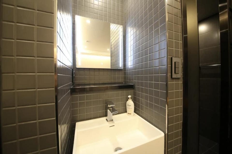 Deluxe Double Room, Non Smoking | Bathroom | Shower, hair dryer, towels, soap