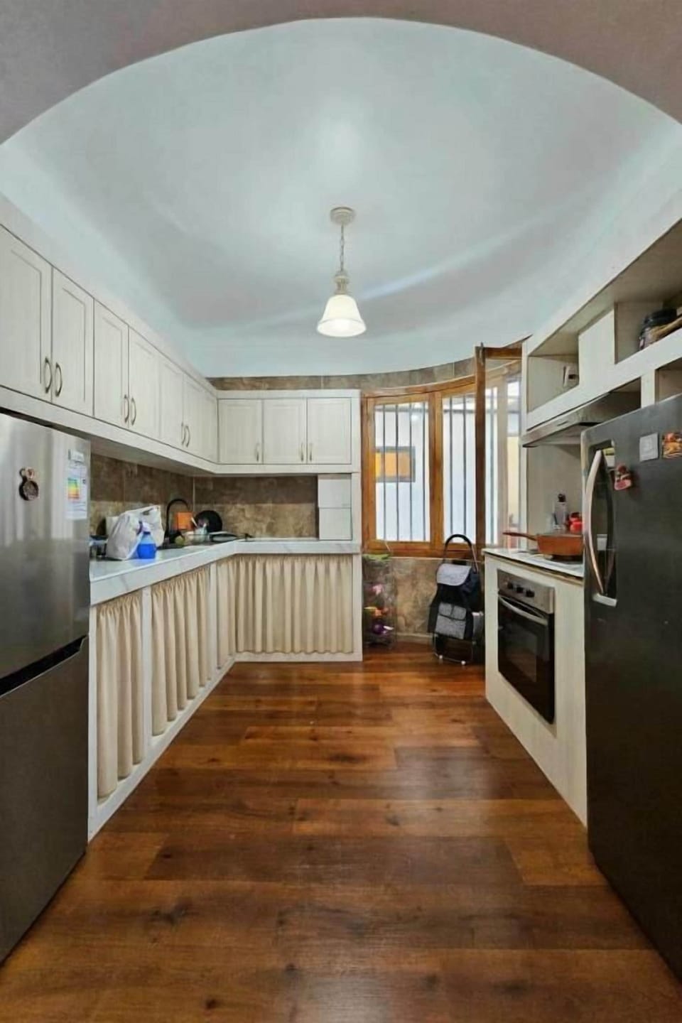 Full-size fridge, microwave, oven, stovetop