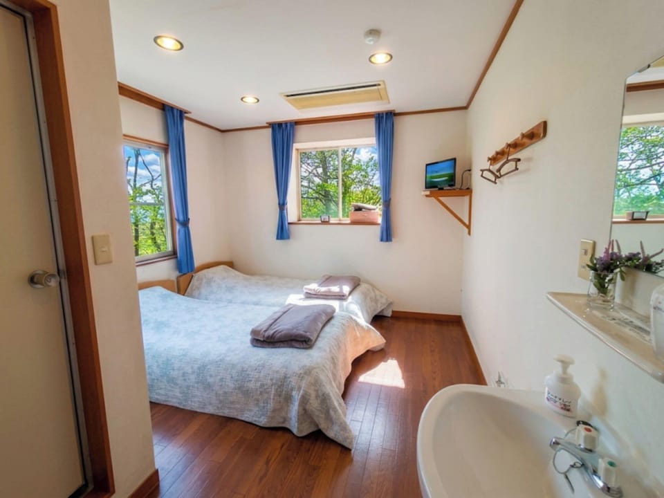 Basic Twin Room | Free WiFi, bed sheets