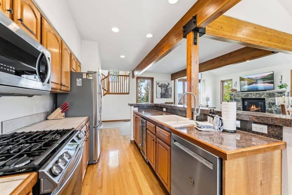 Fully equipped kitchen with bar seating