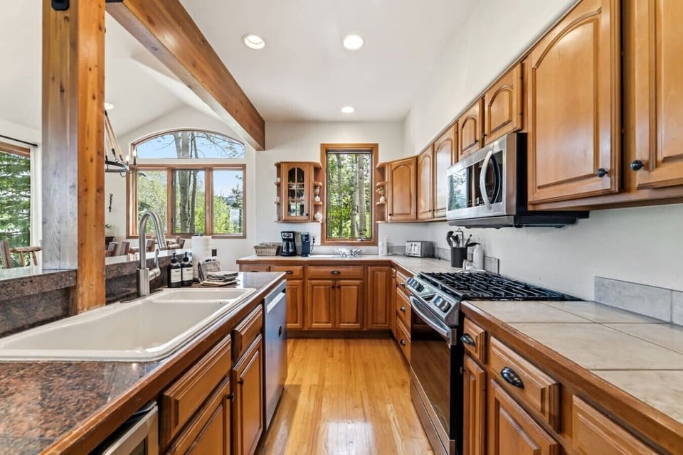 Fully equipped kitchen with bar seating