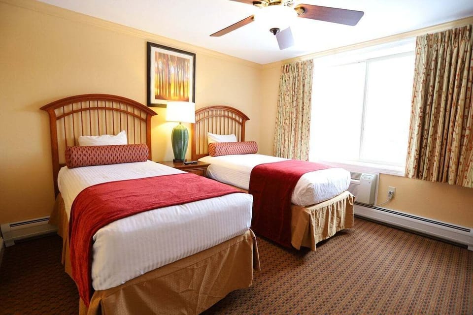 Second bedroom with two twin beds
