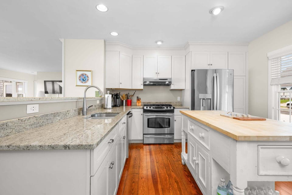 Well-equipped Kitchen with stainless steel appliances; perfect for preparing meals and snacks during your stay