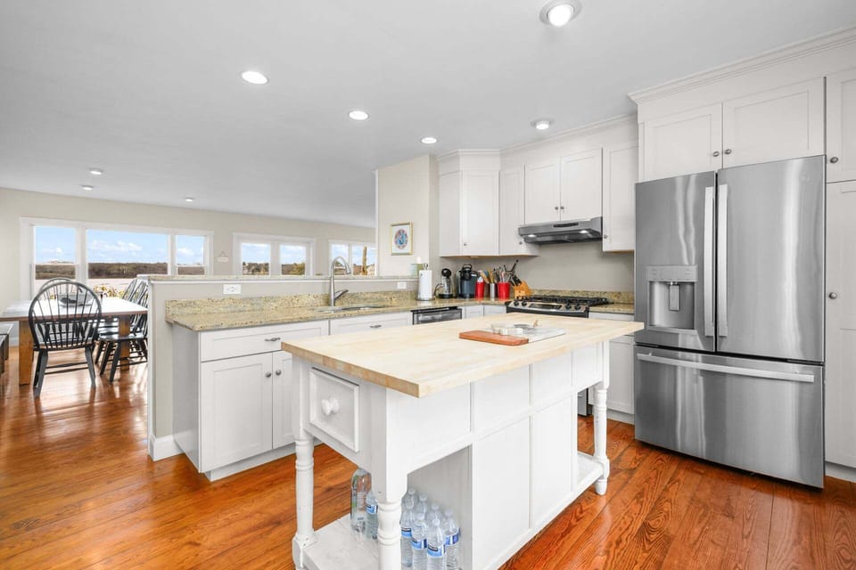 Spacious Kitchen area with island counter