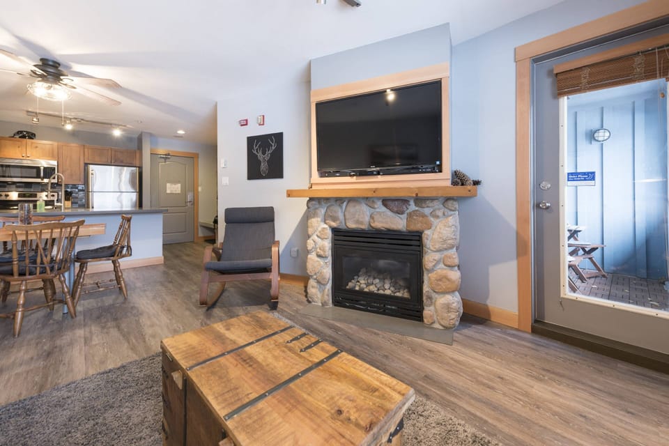 Rock faced Gas Fireplace, Wall mounted TV, Free Wifi