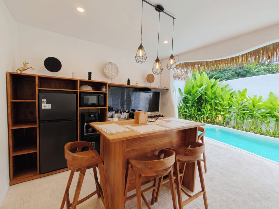 Full-size fridge, microwave, stovetop, dishwasher