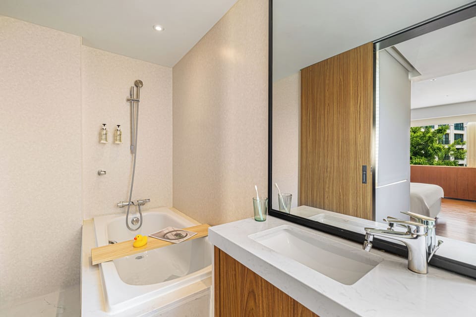Superior King | In-room safe, desk, blackout drapes, soundproofing