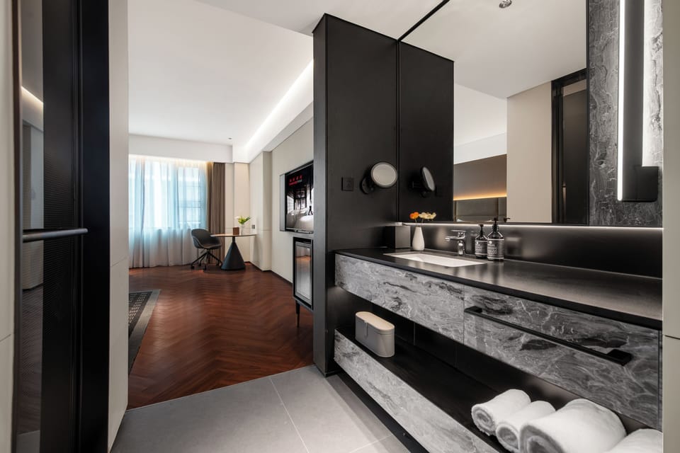 Executive Double Room | Bathroom | Free toiletries, hair dryer, slippers, towels