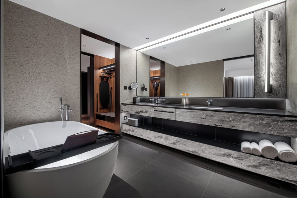 Executive Suite | Bathroom | Free toiletries, hair dryer, slippers, towels
