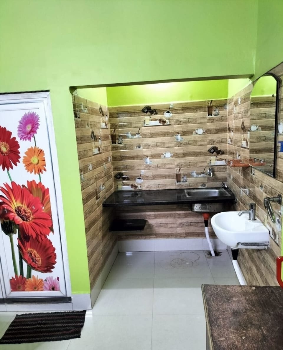 Deluxe Room, City View | Bathroom | Shower, free toiletries, towels, soap