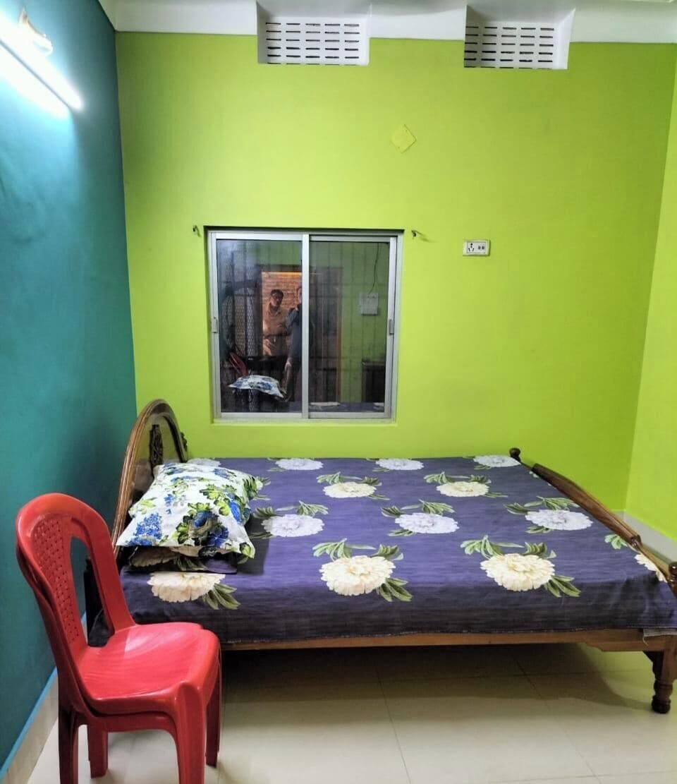 Basic Room, City View | Desk