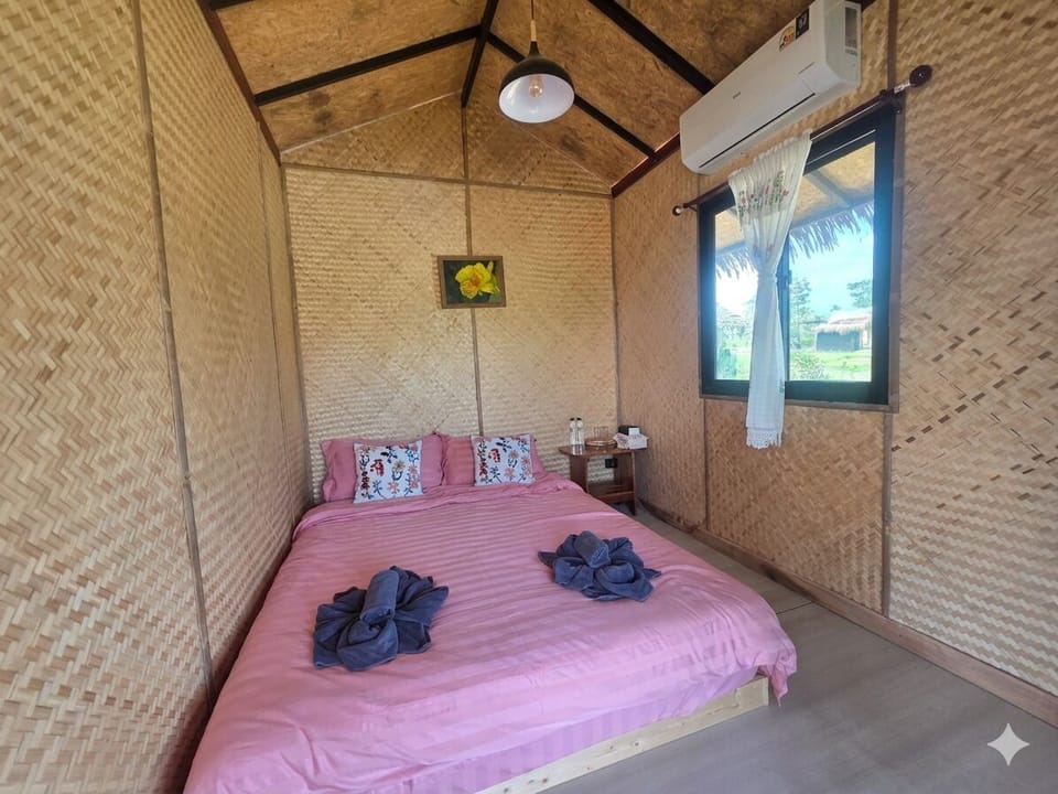 Standard Bungalow | Individually decorated, bed sheets