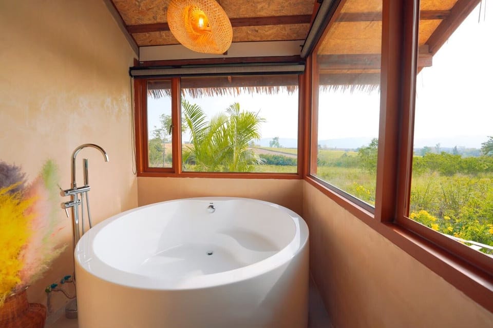 Deluxe Bungalow Garden View | Bathroom | Separate tub and shower, hair dryer, towels, soap