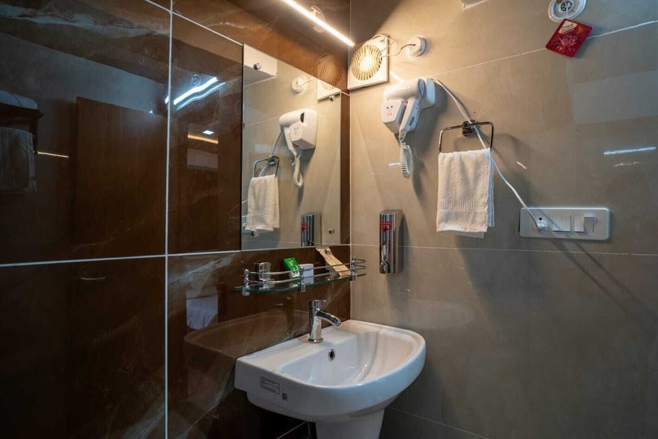 Shower, free toiletries, slippers, bidet