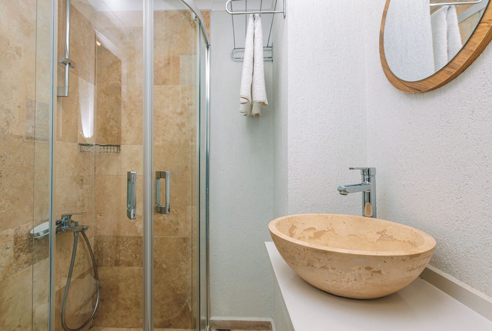 Basic Double Room | Bathroom | Shower, hair dryer, towels, soap