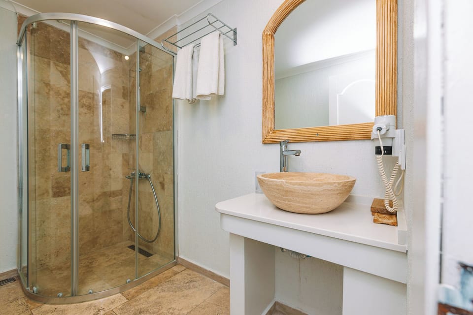 Deluxe Suite, Sea View | Bathroom | Shower, hair dryer, towels, soap